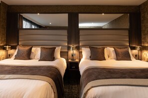 Desk, laptop workspace, blackout curtains, iron/ironing board - Carlton Hotel (Ayr)