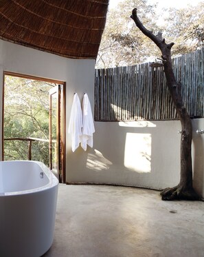 Deep-soaking bathtub - Zulu Camp at Shambala Private Game Reserve (Vaalwater)