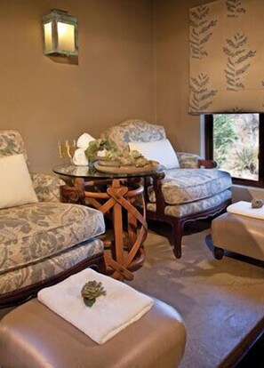 Behandelingskamers voor koppels, een sauna, een bubbelbad, een stoombad