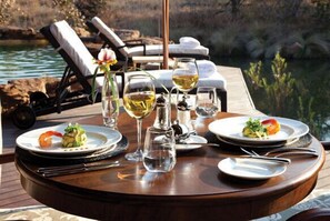 Frühstück, Mittagessen, Abendessen und Brunch werden serviert