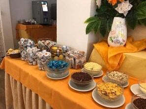 Esmorzar diari d'estil bufet gratuït 