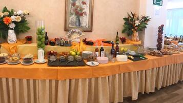 Free daily buffet breakfast