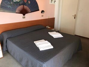 Escritorio, wifi gratis y ropa de cama 