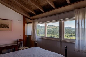 Standard Double Room, Mountain View | Desk, free WiFi - Casa Rural O'Pozo (Cerdedo-Cotobade)