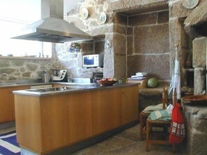 Standard Double Room, Mountain View | Private kitchen - Casa Rural O'Pozo (Cerdedo-Cotobade)