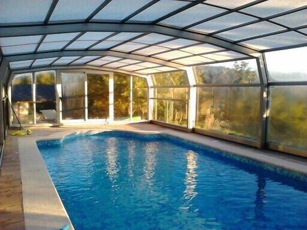 Een binnenzwembad en een seizoensgebonden buitenzwembad