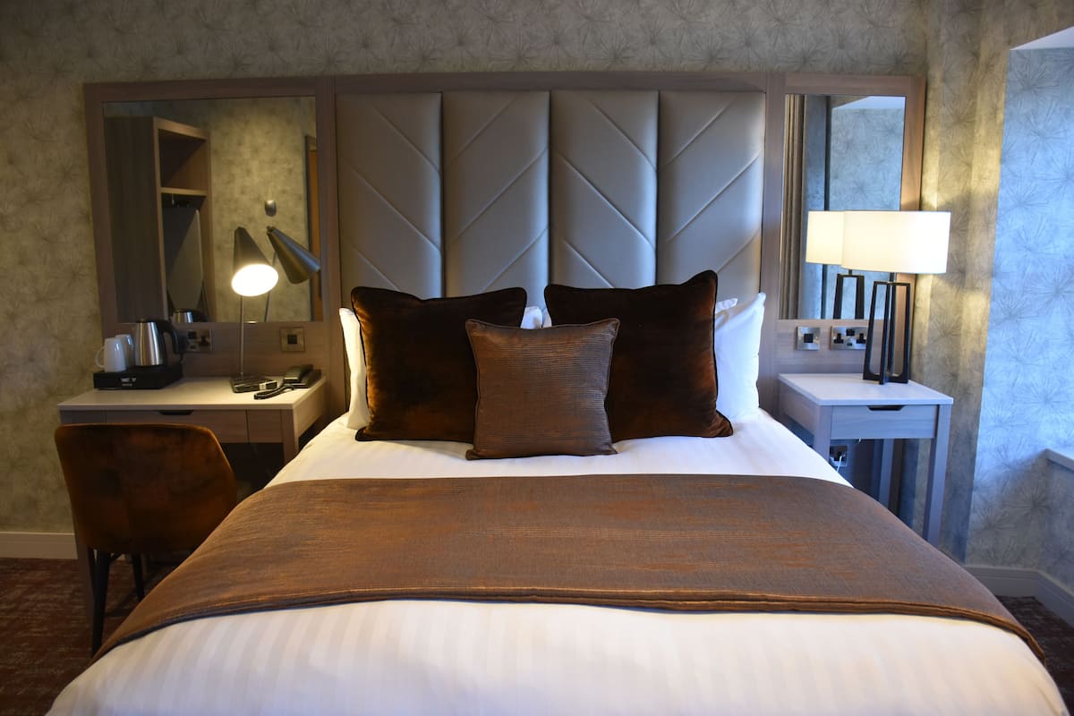 desk, iron/ironing board, free wifi, bed sheets