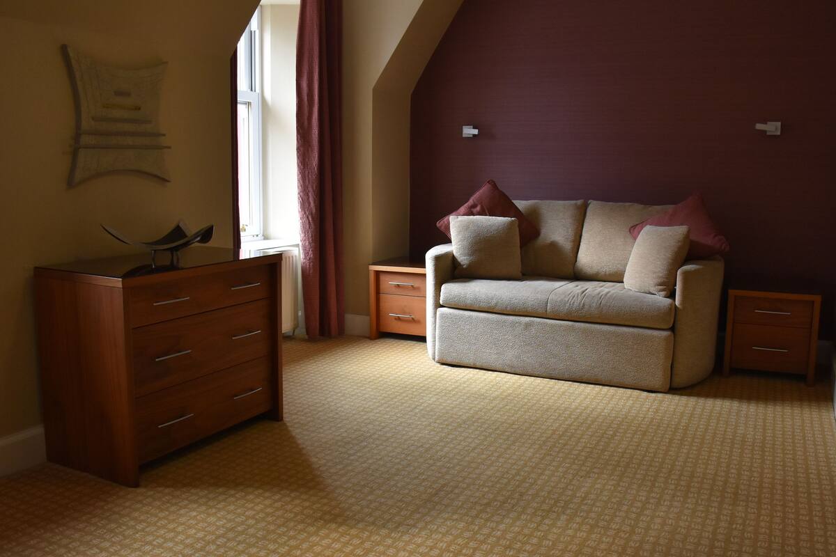 suite family room | desk, iron/ironing board, free wifi, bed sheets