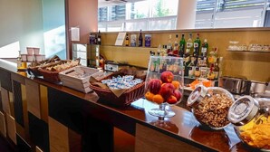 A buffet bar with various food items and beverages. - Hotel Camelia (Cameri)