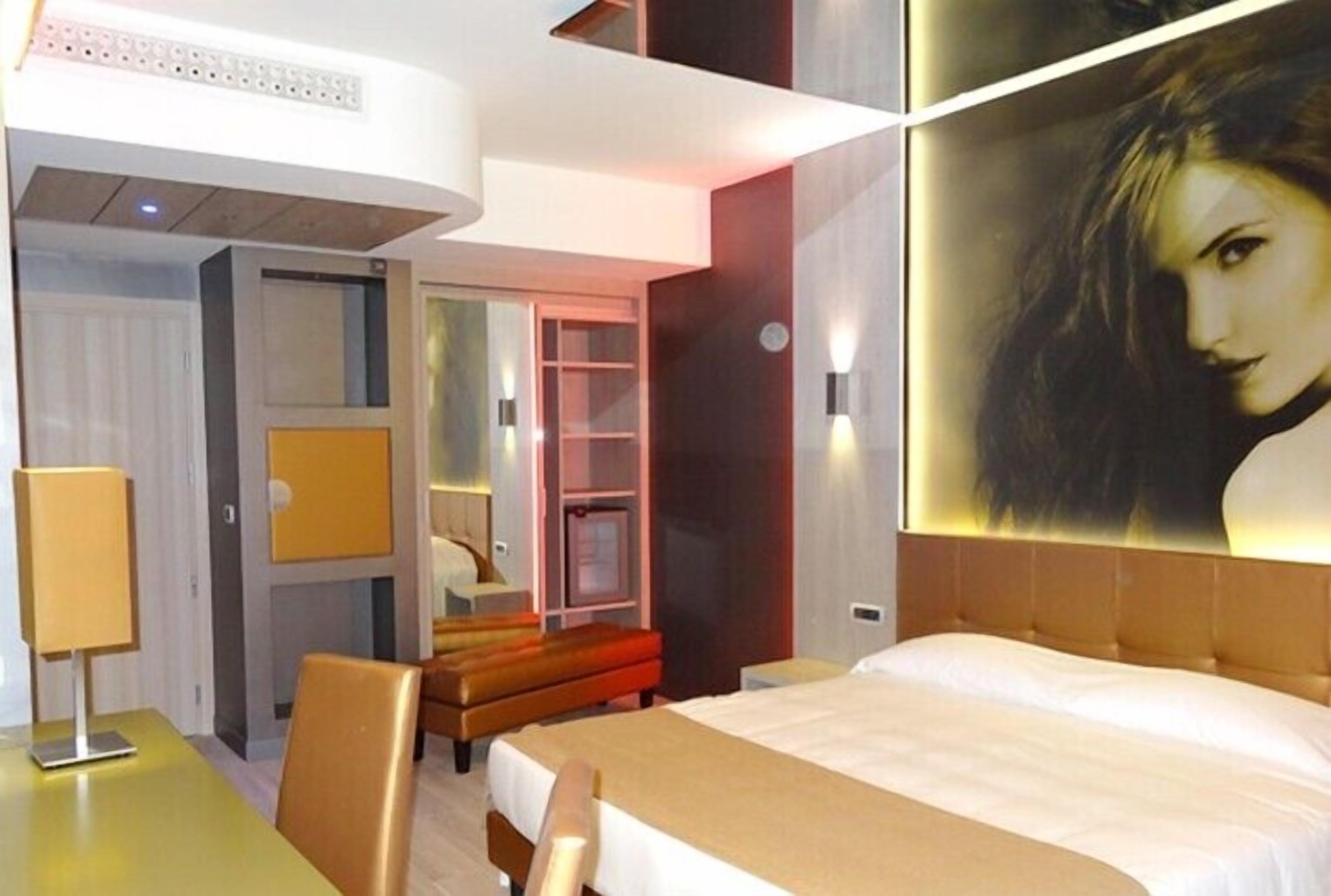 suite | 1 bedroom, minibar, in-room safe, desk