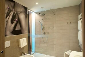 Jetted tub, free toiletries, hair dryer, slippers - Hotel Camelia (Cameri)
