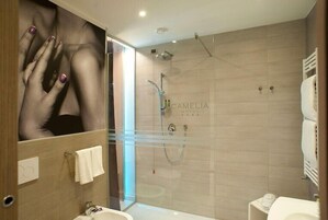 Jetted tub, free toiletries, hair dryer, slippers