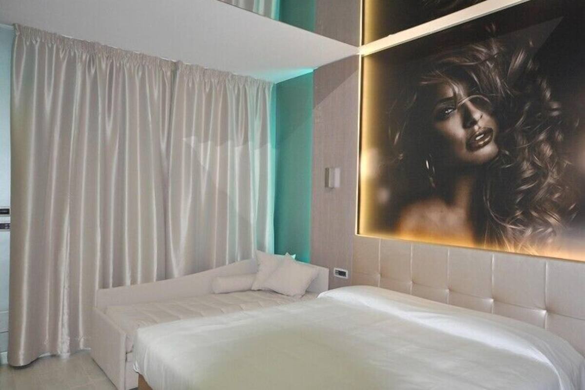 ห้องสวีท | มินิบาร์, ตู้นิรภัยในห้องพัก, โต๊ะทำงาน, ห้องเก็บเสียง
