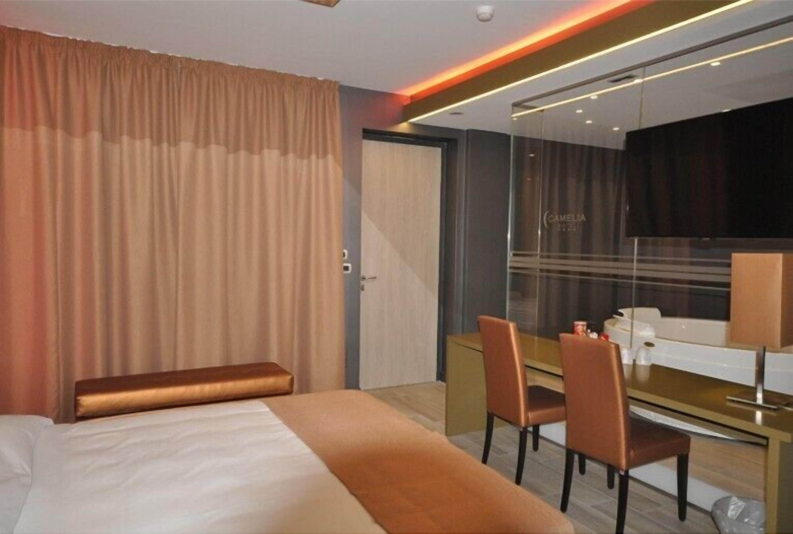 suite | 1 bedroom, minibar, in-room safe, desk