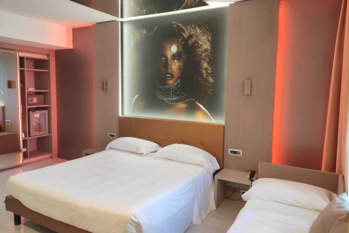 Junior Suite tripla | มินิบาร์, ตู้นิรภัยในห้องพัก, โต๊ะทำงาน, ห้องเก็บเสียง