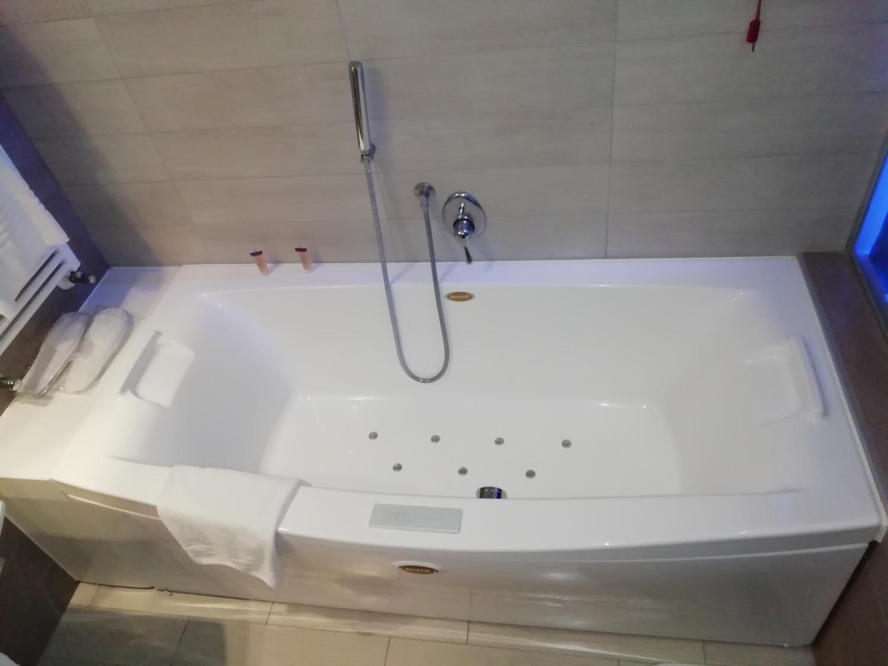 superior double room | bathroom | jetted bath, free toiletries, hair dryer, slippers