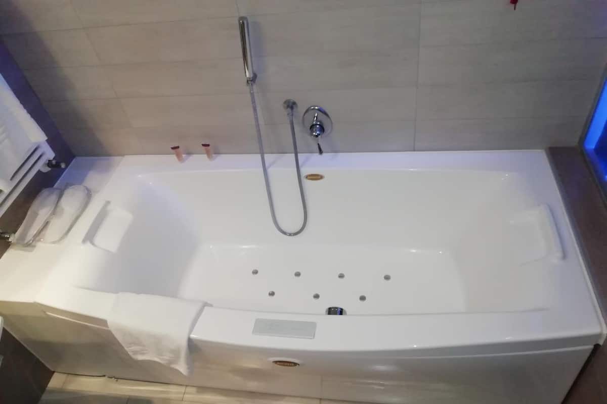 superior double room | bathroom | jetted bath, free toiletries, hair dryer, slippers