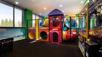 Área de juegos infantiles bajo techo