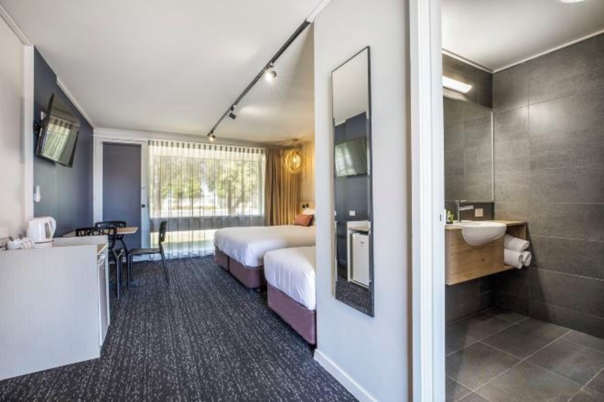 Iron/ironing board, WiFi (free), bed sheets