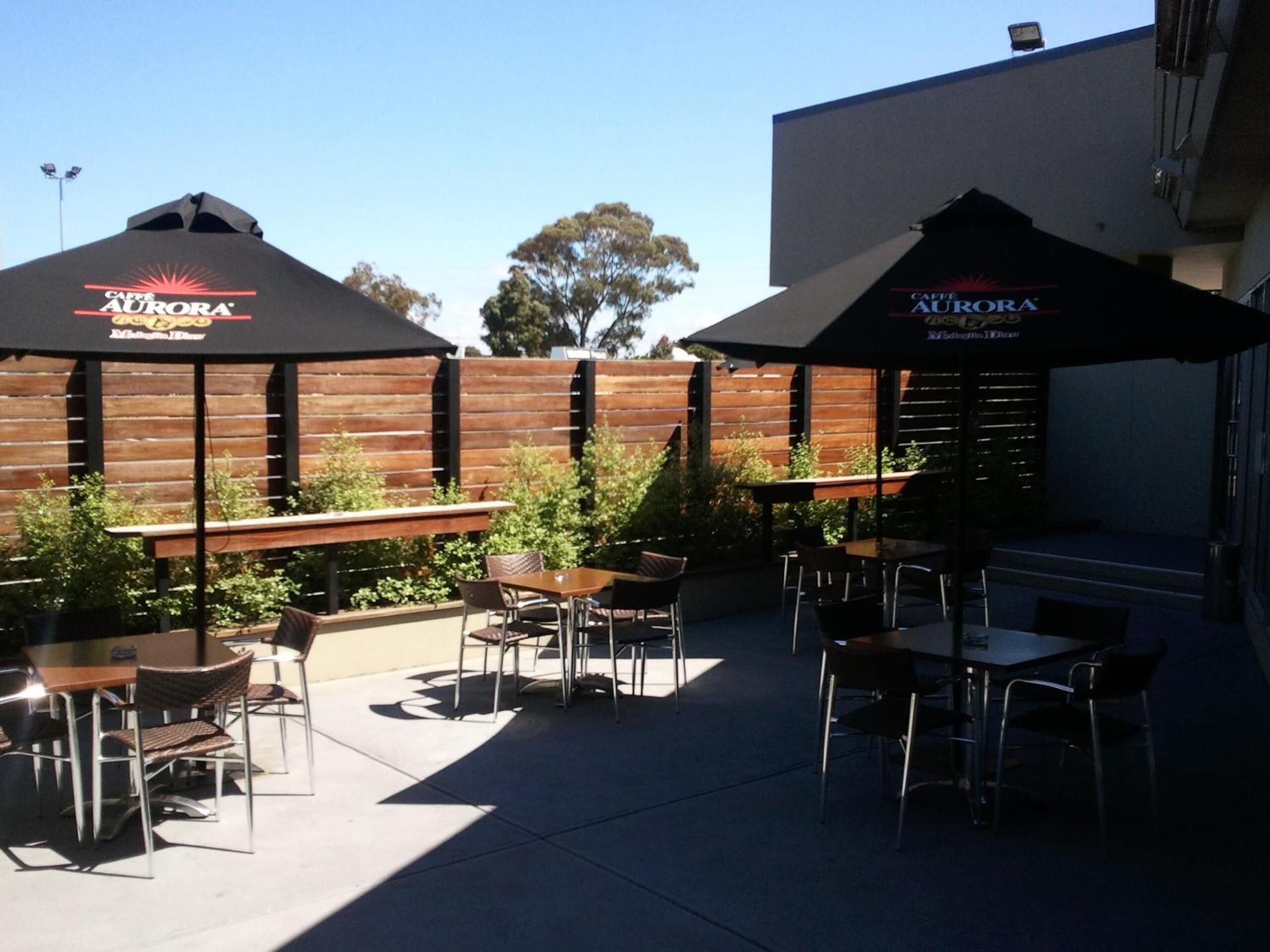 S'hi serveixen dinars, sopars i plats de cuina local 