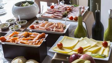 Daily continental breakfast (GBP 15 per person)