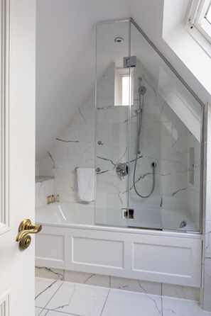 Executive Double Room | Bathroom | Shower, hair dryer, bathrobes, towels - St Paul's Hotel (London)