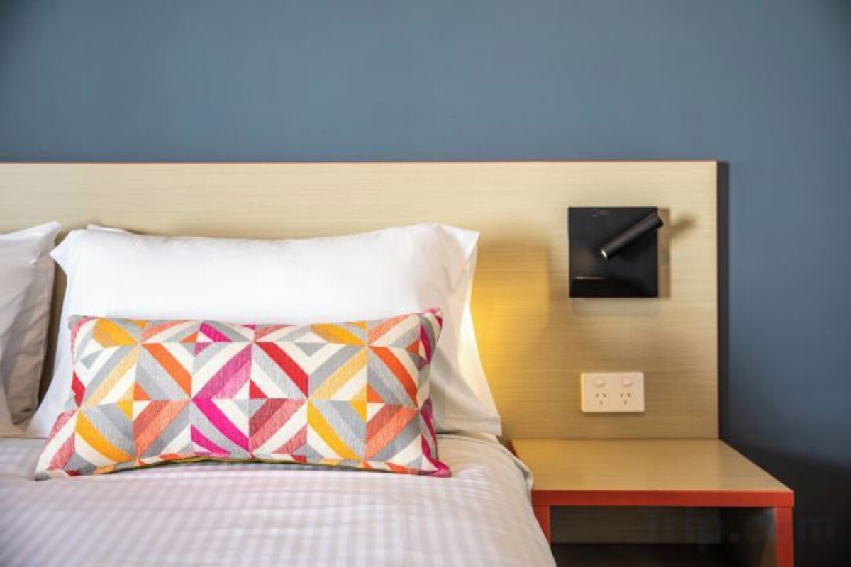 Minibar, tabla de planchar con plancha, wifi gratis y ropa de cama