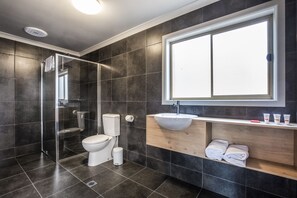Studio Family | Bathroom - Nightcap at Monash Hotel (Clayton)