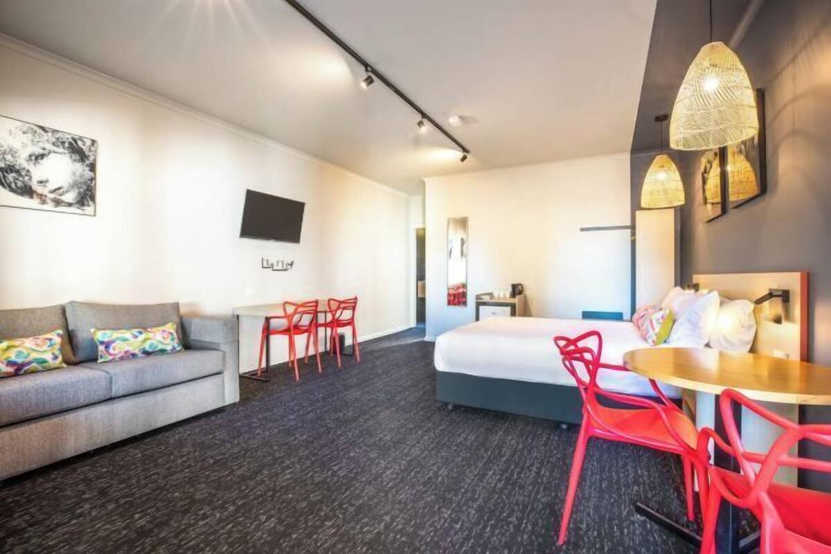 Minibar, tabla de planchar con plancha, wifi gratis y ropa de cama 