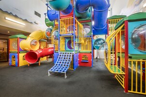 Área de juegos infantiles bajo techo