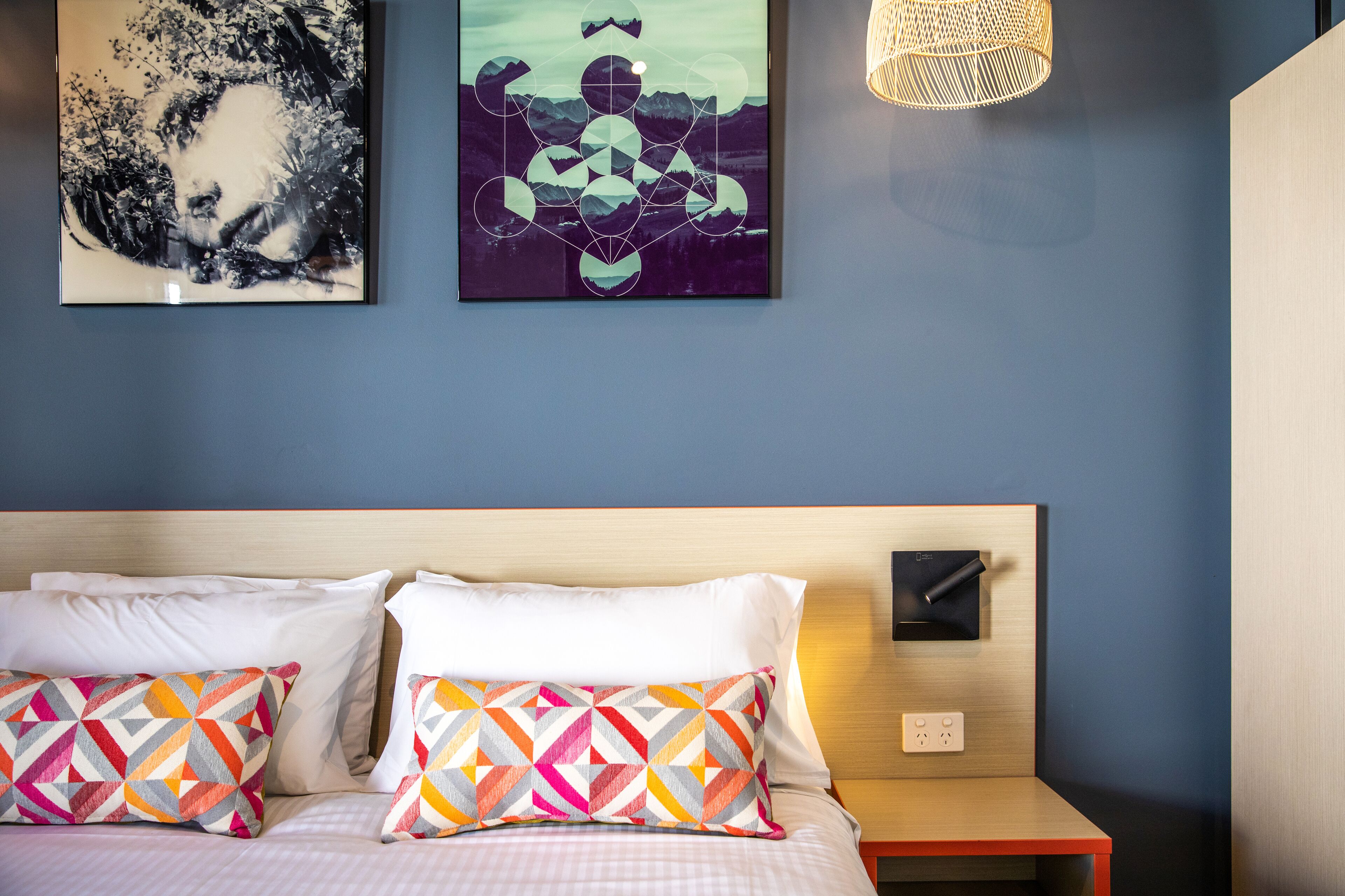 studio queen | minibar, iron/ironing board, free wifi, bed sheets