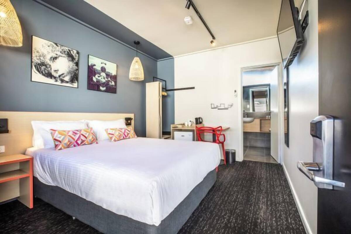 Minibar, tabla de planchar con plancha, wifi gratis y ropa de cama 