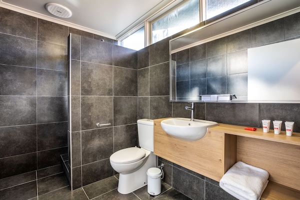 Estudio (Queen & Single) | Baño | Regadera, regadera tipo lluvia, secadora de cabello, toallas