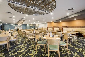 Déjeuner et dîner servis sur place, spécialités Cuisine locale