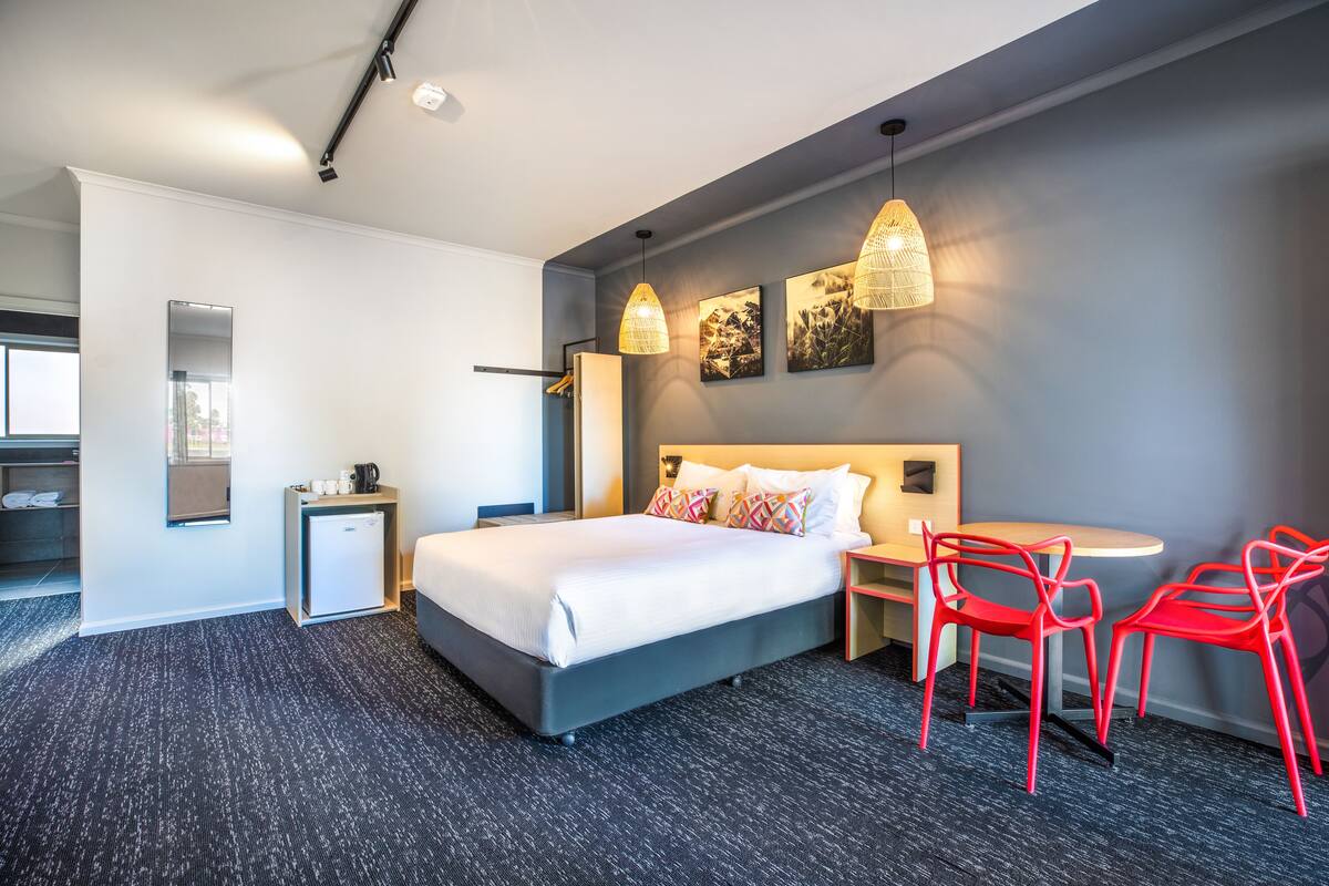 Minibar, tabla de planchar con plancha, wifi gratis y ropa de cama 