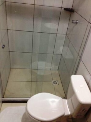 Shower, hair dryer, towels - Hotel Atlanta (Salvador)