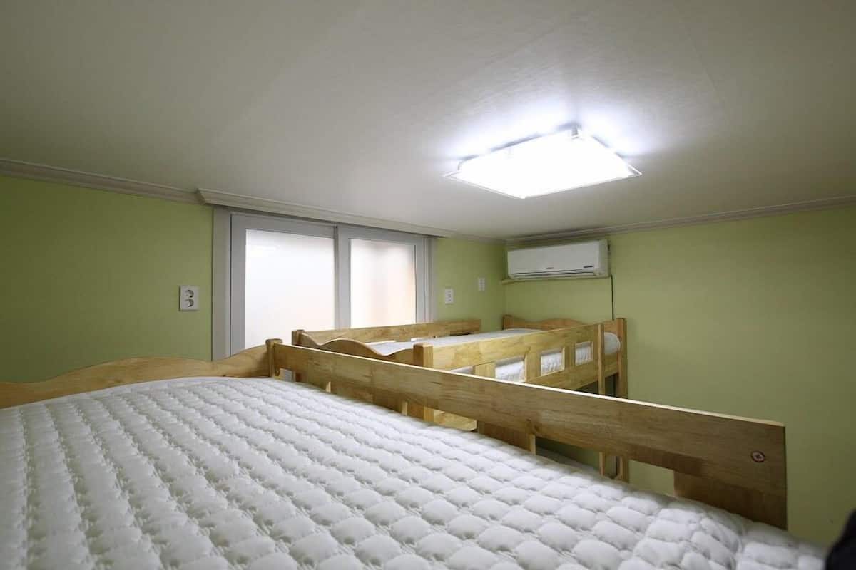 Dormitorio compartido, solo para hombres | Cortinas blackout y wifi gratis