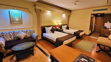 Club Room | In-room safe, desk, blackout curtains, iron/ironing board