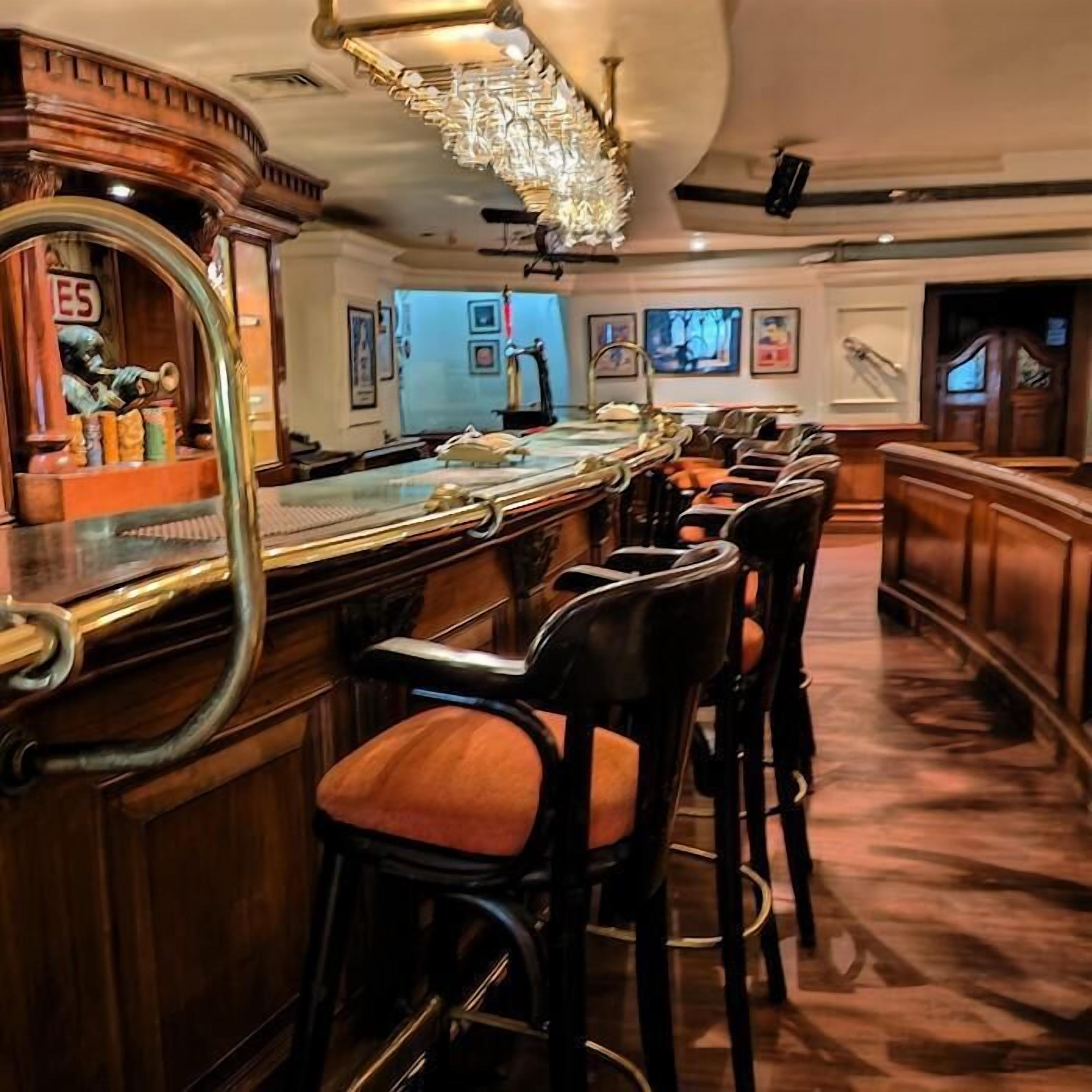 2 restaurants, lunch, dinner served; international cuisine 