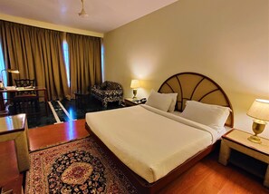 ห้องสแตนดาร์ด | ตู้นิรภัยในห้องพัก, โต๊ะทำงาน, ผ้าม่านกันแสง, เตารีด/โต๊ะรีดผ้า