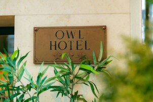 Ein Schild für das OWL HOTEL mit drei Sternen.