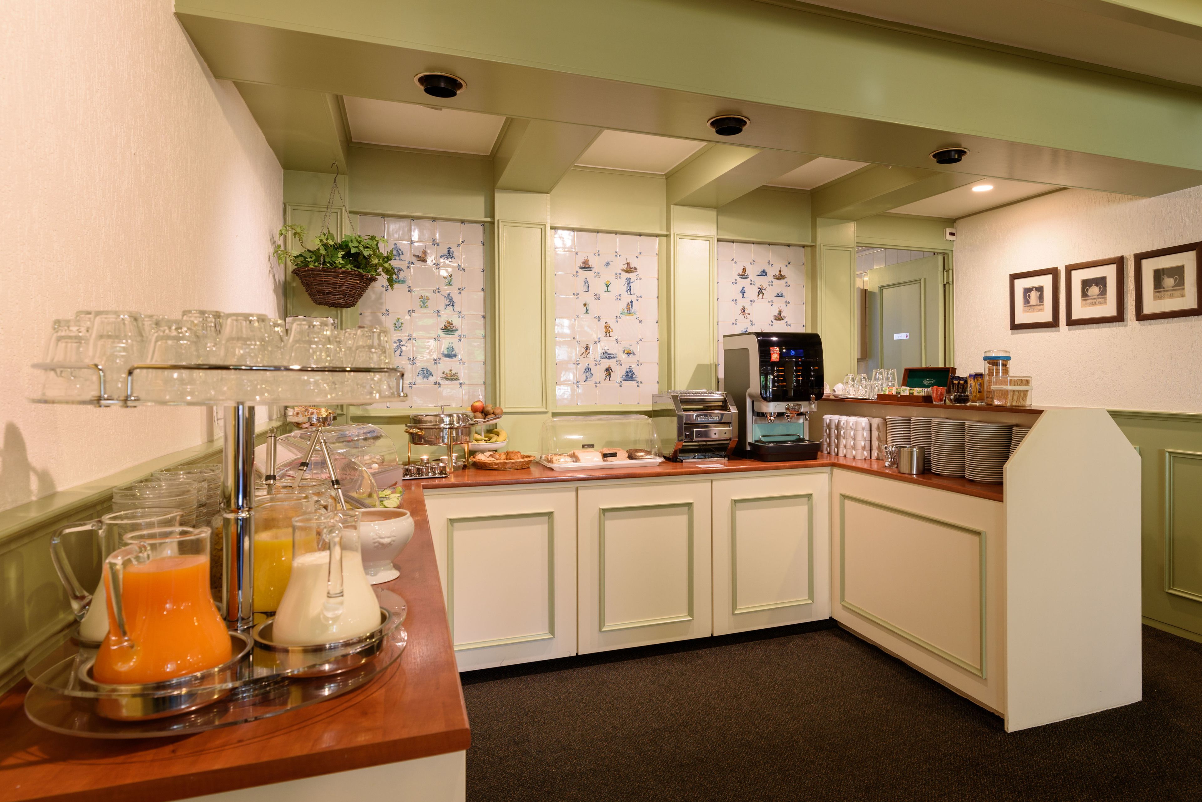 daily continental breakfast (eur 17 per person)