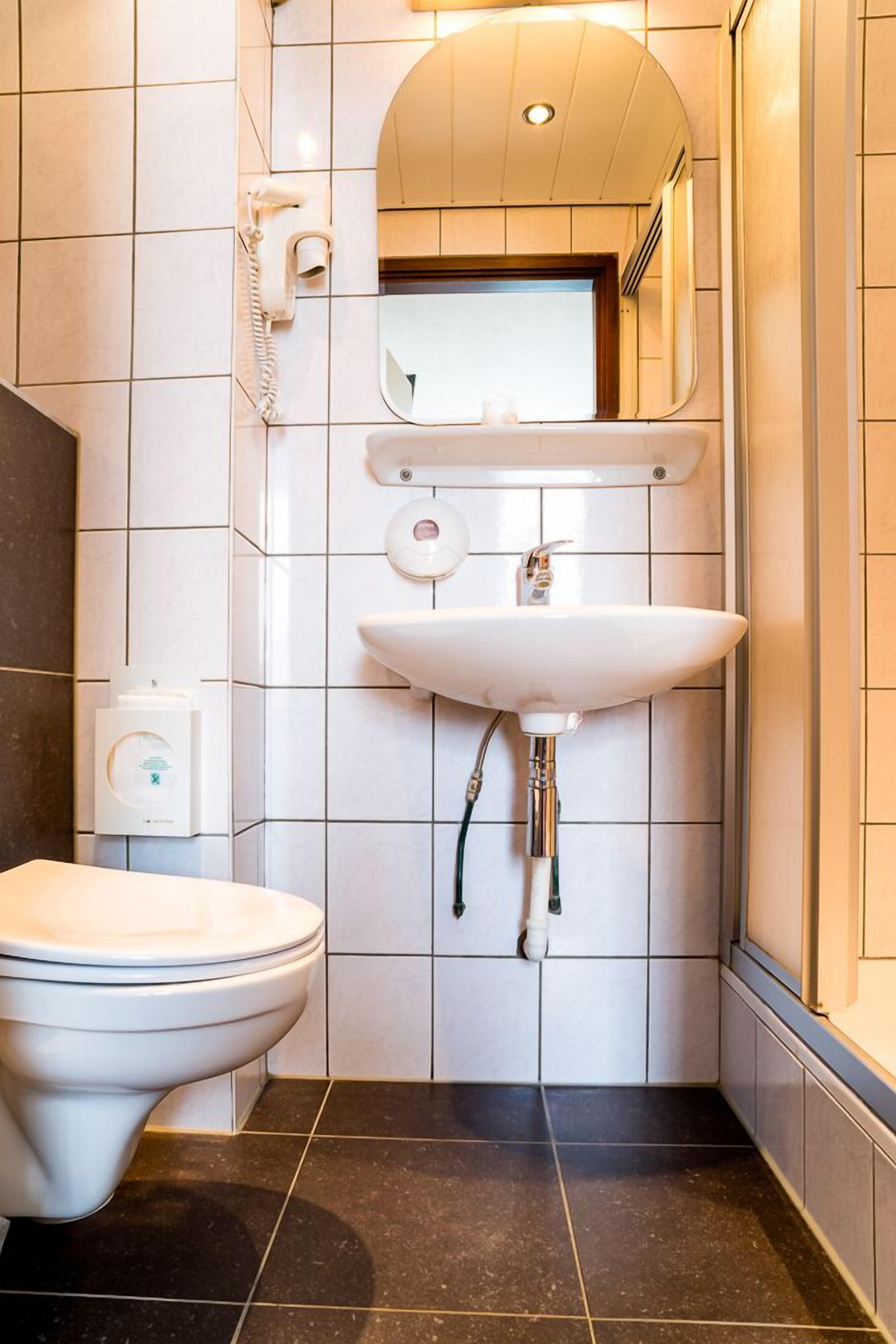 single room | bathroom | combined shower/bathtub, free toiletries, hair dryer, towels