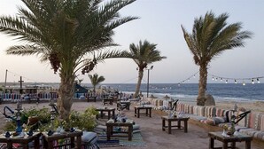 4 restaurants; breakfast, lunch and dinner served