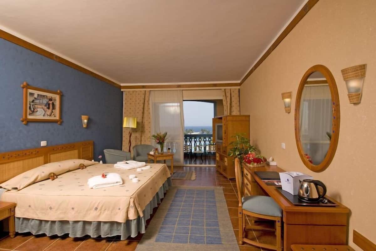 Minibar, in-room safe, free cribs/infant beds