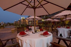 4 restaurantes, se sirven desayunos, comidas, cenas y cocina italiana