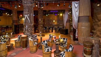 4 restaurantes; se sirve desayuno, almuerzo y cena; cocina italiana