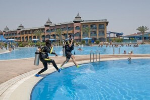 Una piscina techada, 7 piscinas al aire libre, sombrillas