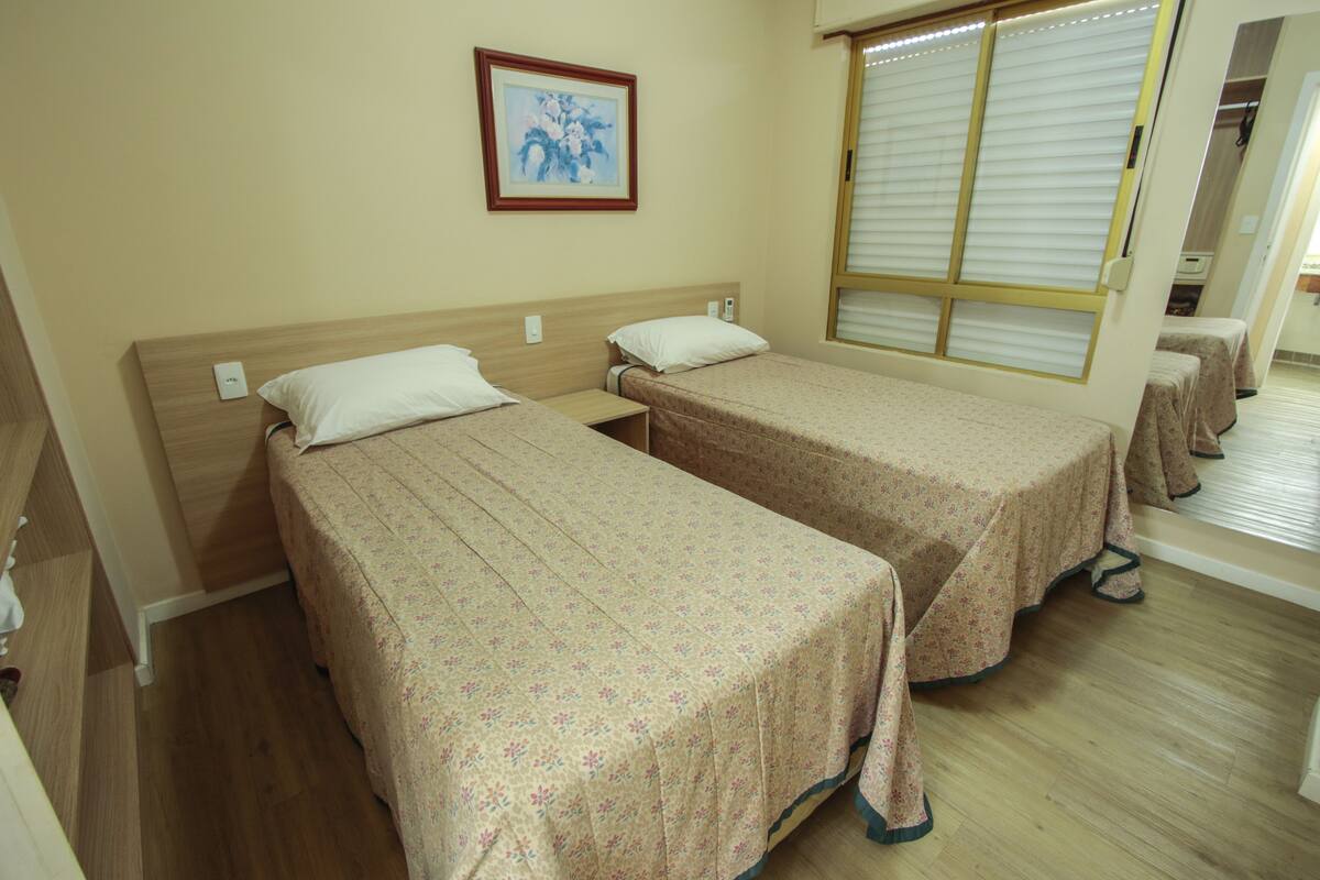 Apartment, 1 Bedroom (Quadruplo Twin) | Bar mini, peti besi dalam bilik, katil bayi/kot (percuma)