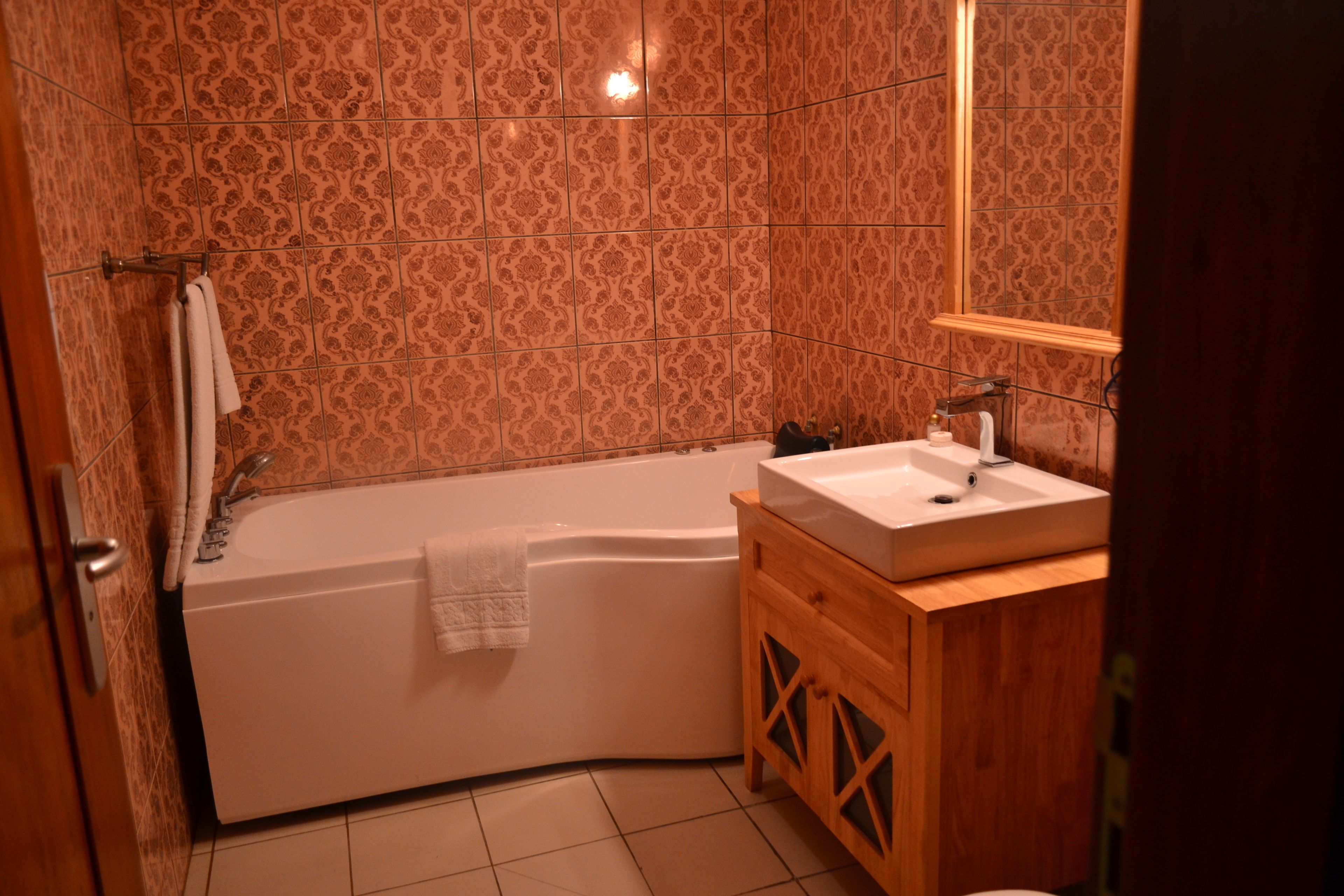 deluxe room | bathroom | free toiletries, hair dryer, towels